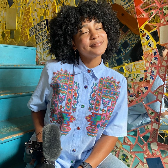 Short sleeve button down with jewel buttons and native/western design - Picture 5 of 6